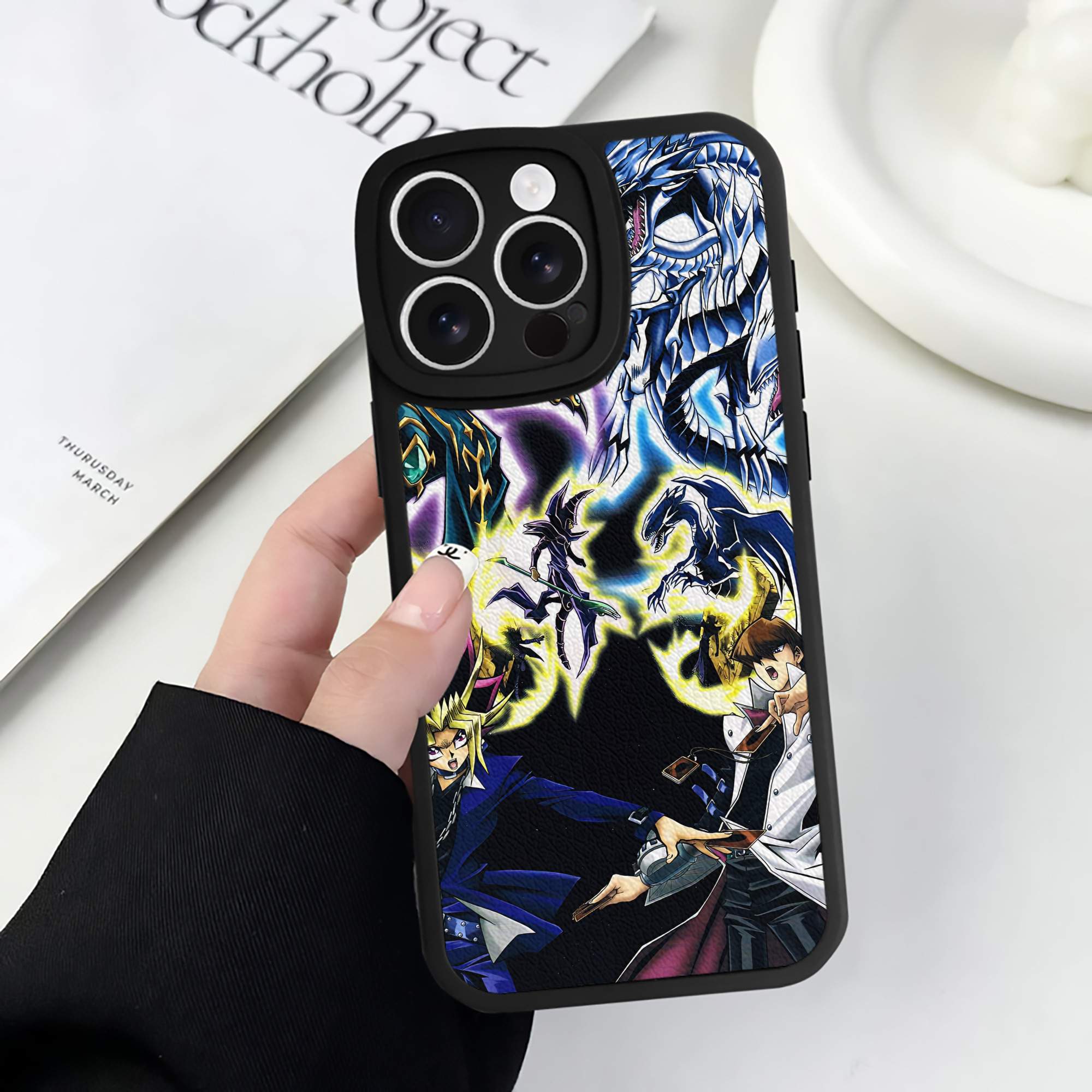 （画像用） 遊☆戯☆王 Yu-Gi-Oh! 【iPhone 16シリーズ対応】シリコンスマホケース（レザー調） 材質：シリコン